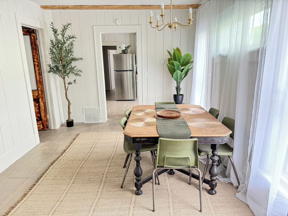 Dining area seats 6