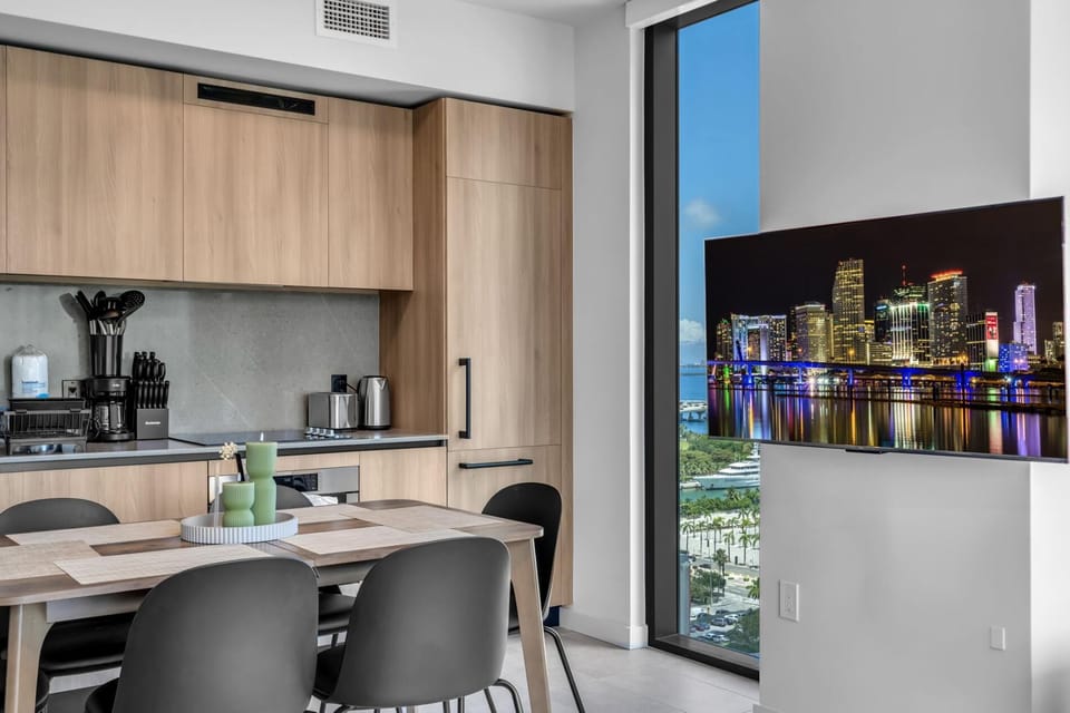 Modern High Rise Stay- 23 Floor Views (9523)