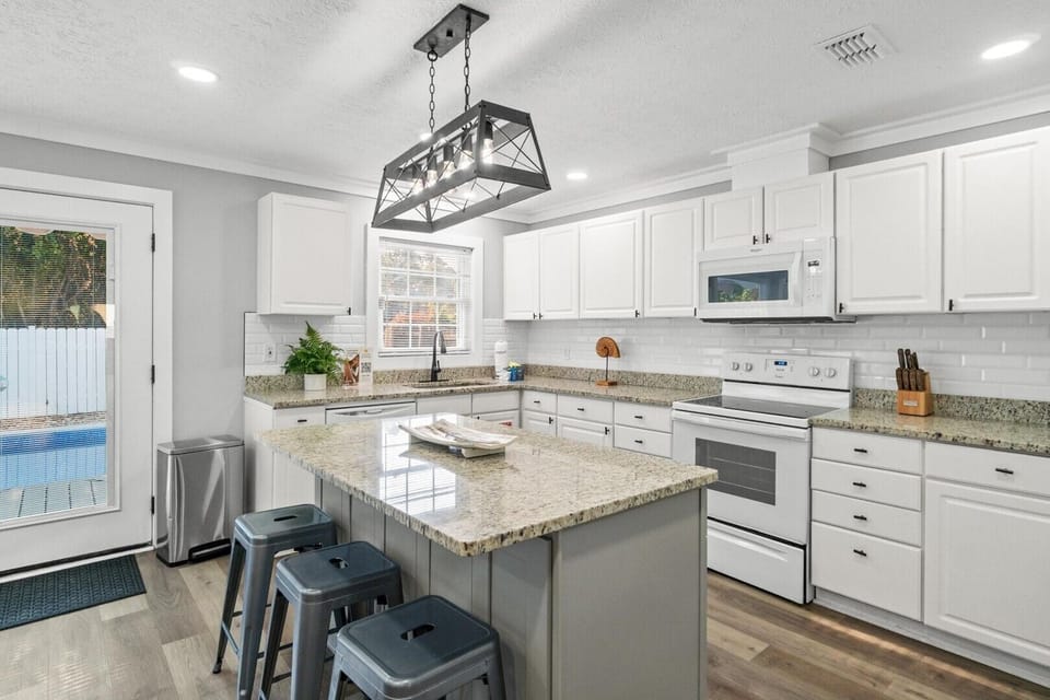 Kitchen with Breakfast Bar