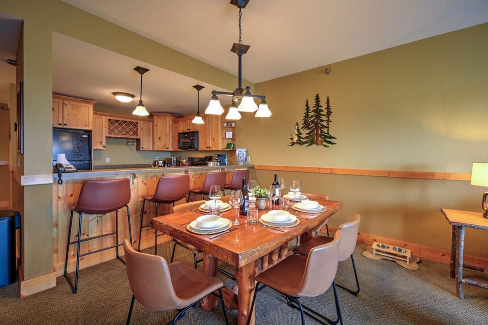 Dining Area | Counter Dining | Dishware/Flatware Provided