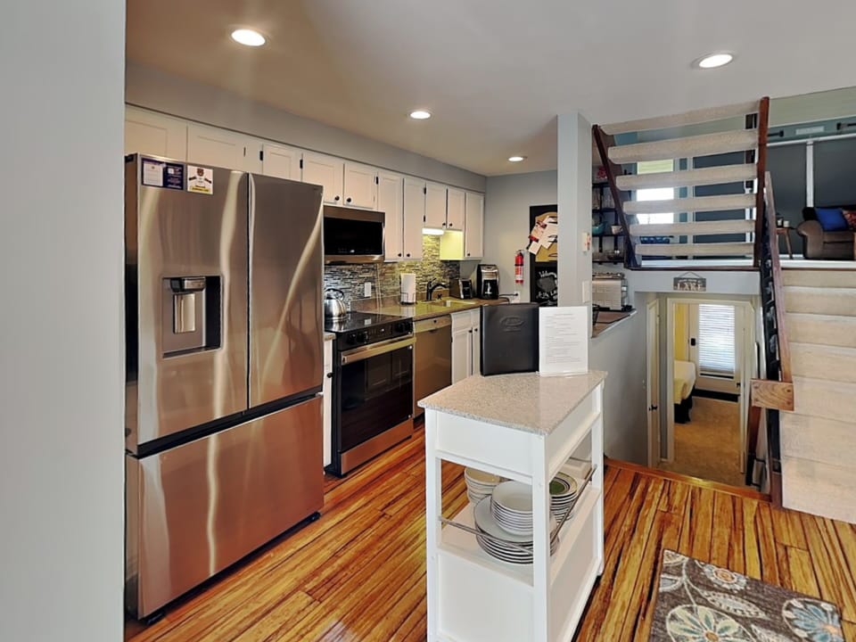 Full Kitchen w. Stainless Steel Appliances