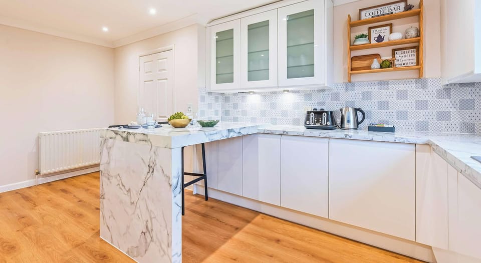 FULLY EQUIPPED KITCHEN WITH MODERN APPLIANCES
