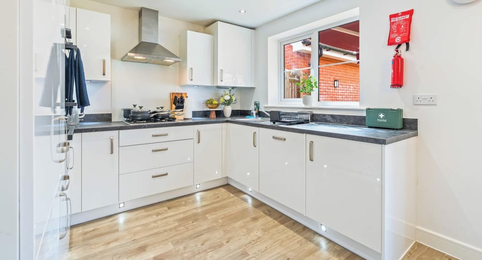FULLY EQUIPPED KITCHEN WITH MODERN APPLIANCES