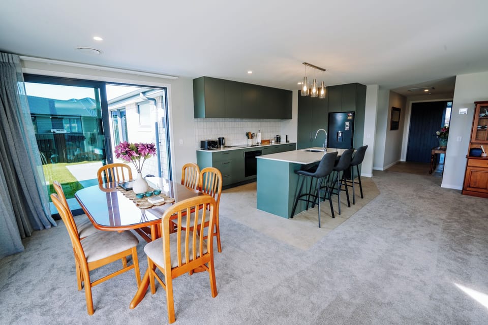 open floor plan with fully sized kitchen, dining are and living room