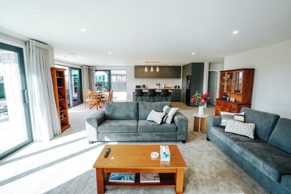 open floor plan with fully sized kitchen, dining are and living room