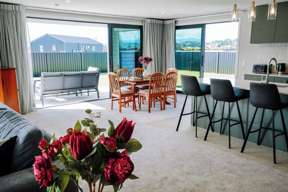 open floor plan with fully sized kitchen, dining are and living room