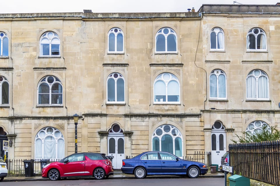 The flat is located in a Grade II listed Bath Stone house dating back to before 1900