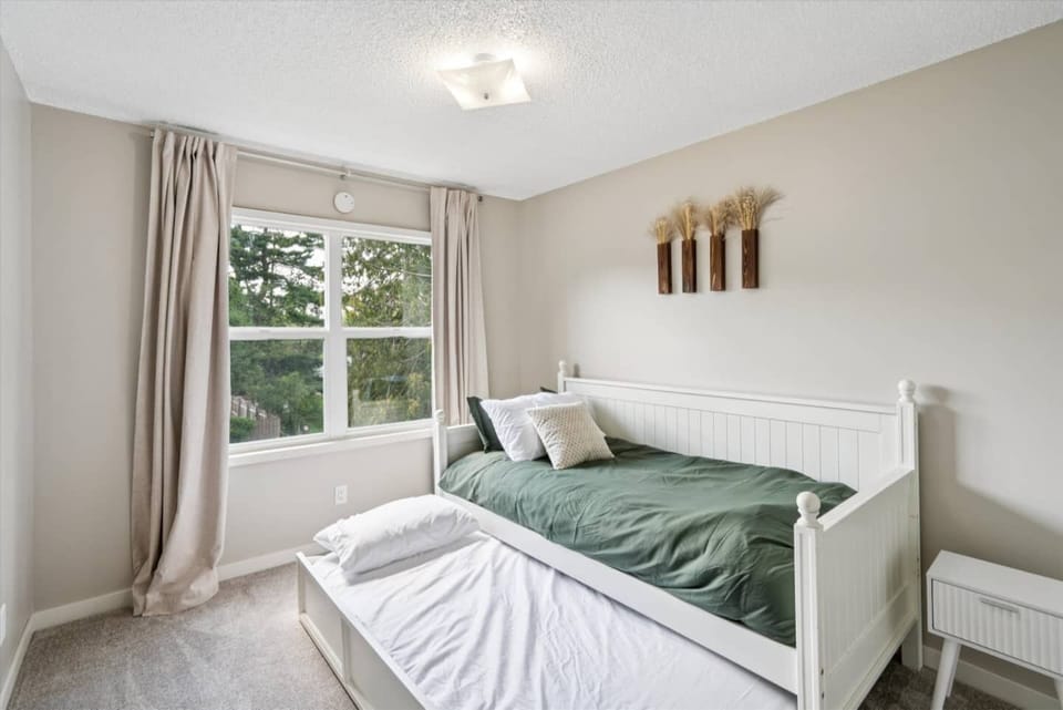 Twin Daybed with a Trundle | Unit 1 | Upper Floor
Twin Daybed with a Trundle. Room-darkening blackout shades. Closet storage available. Access to a shared full bathroom on the same floor.