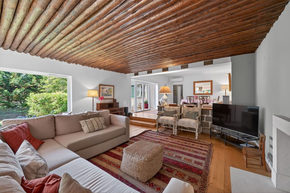 Living room with fireplace — Villa Natura, holiday villa with fenced private pool in Colares, Sintra
