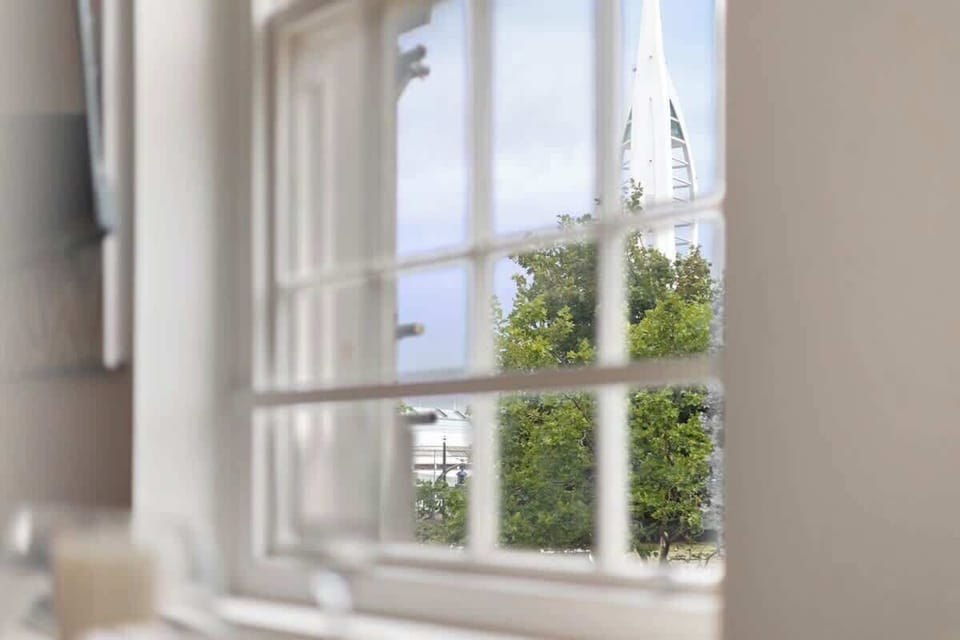Iconic views of the Spinnaker Tower and vibrant Portsmouth Harbour, just moments away. Explore waterfront restaurants, designer shopping at Gunwharf Quays, historic dockyard attractions, and scenic marina walks right on your doorstep.