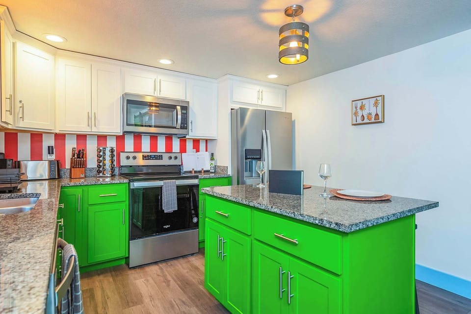 Gourmet-Ready – A fully stocked kitchen with top-tier appliances and plenty of cabinet space to store all your essentials.