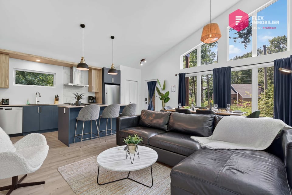 "My two kids and I had a wonderful stay. It was a clean modern design exactly like the pictures with an awesome (and clean!) private hot tub on the back deck. Kitchen had everything you would want and more. Thank you" Luke (Marblehead, Massachusetts)