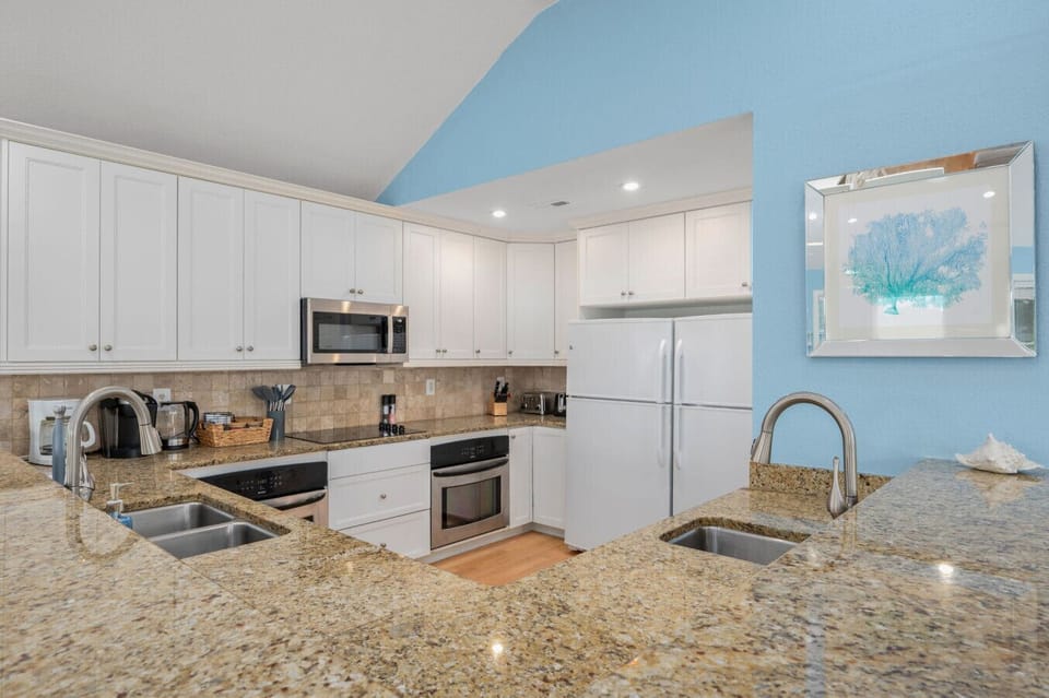 Heron Landing a coastal retreat inside Corolla Light Resort, sleeps up to 16 guests with private pool and hot tub: Managed by Rather Be Properties