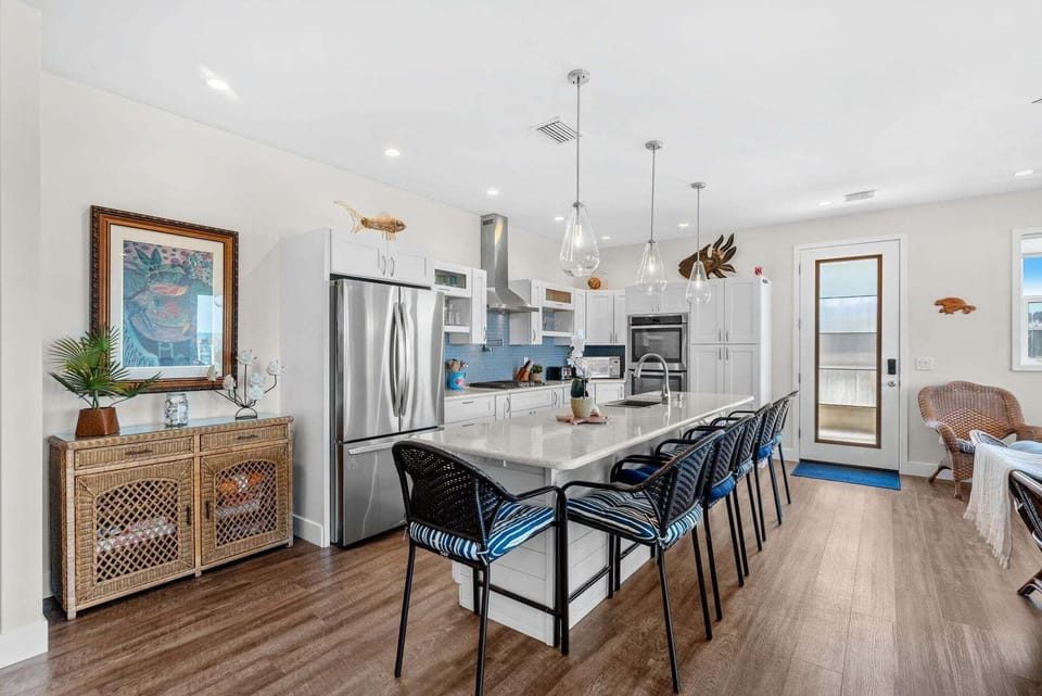 Sleek & modern kitchen with plenty of space