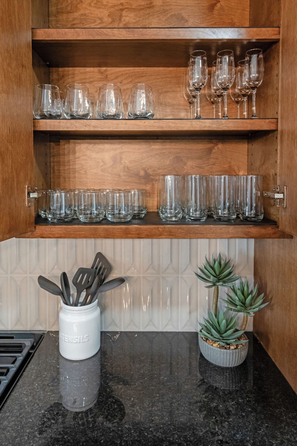 Full glassware set for cocktails and wine for groups of 8