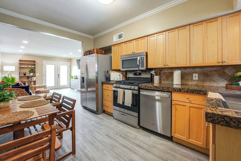 Kitchen & Dining Area