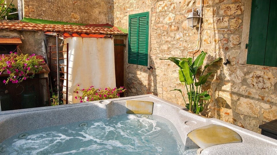 Outdoor spa tub