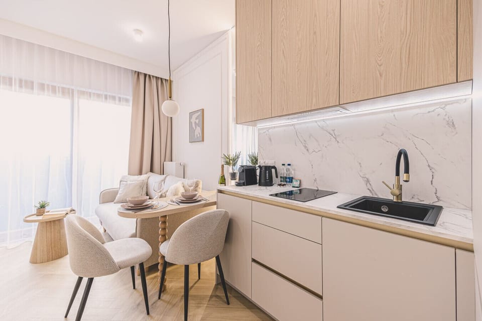Bright living space with a modern kitchen and carefully selected details in a new premium apartment.