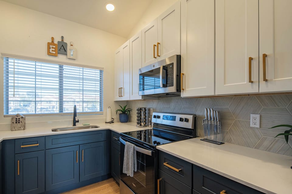 STAGED PHOTOS DESIGN AND COLOR MAY VARY