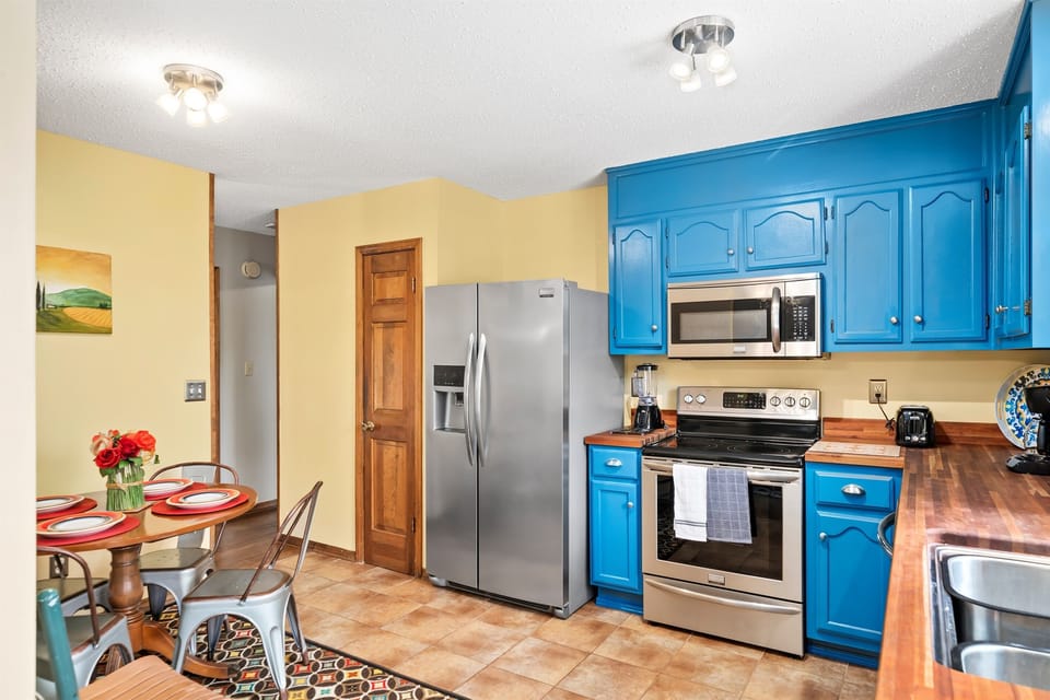 You’ll enjoy a modern kitchen with stainless steel appliances and sleek countertops, designed for simple, comfortable meal prep.