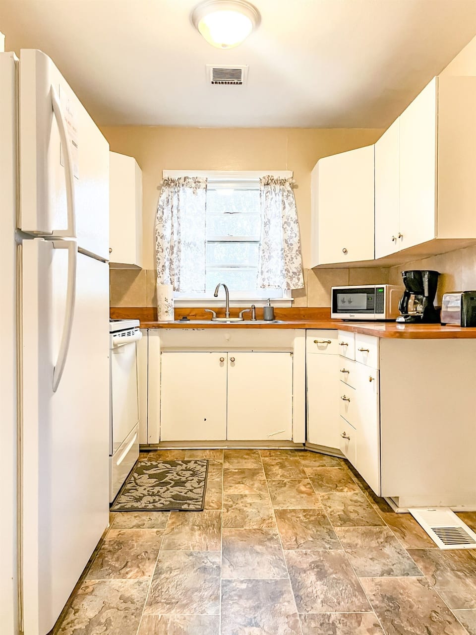 Step into the kitchen and make yourself at home—it’s stocked with all the essentials, so whether you’re cooking a full meal or just brewing coffee, everything you need is right here.