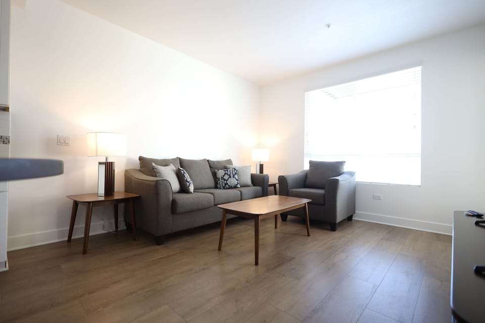 1BR in San Diego w/ Wi-Fi • Parking & Gym Apartment in San Diego