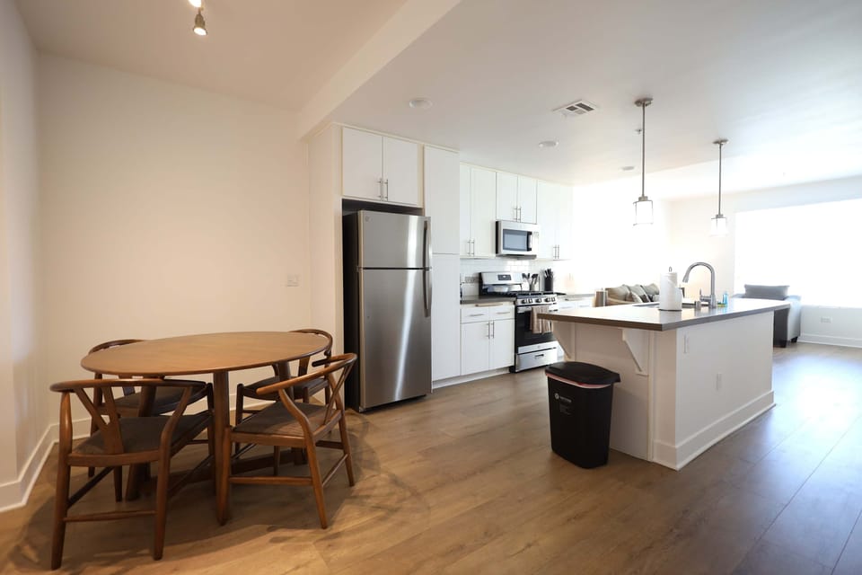 1BR in San Diego w/ Wi-Fi • Parking & Gym Apartment in San Diego