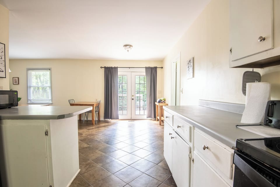 Morning coffee, afternoon snacks after a cool summer's swim, or a family dinner—this bright kitchen makes it easy to enjoy every meal without missing a moment together.