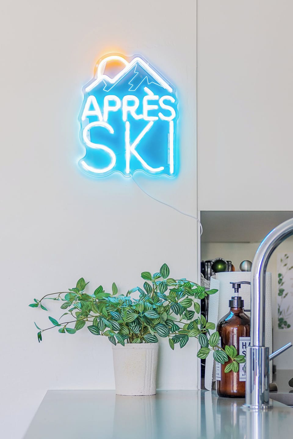 Neon fun design: Vibrant après-ski vibes set the perfect backdrop for your mountain adventures!