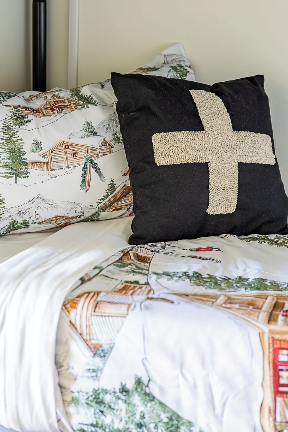 Bunkbed in nook of the hallway (Semi private): Experience mountain charm with themed bedding and stylish decor!