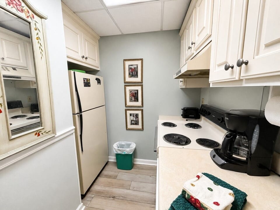 Whether you`re making breakfast before heading out or preparing a family dinner, the fully equipped kitchen has everything you need.