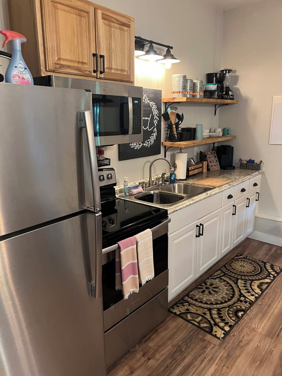 Kitchen, Full size appliances, dishes, pots and pans, Kering coffee/bar 