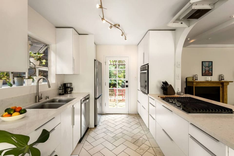 Functional and well-appointed kitchen with everything you need, from pantry basics to coffee and tea.