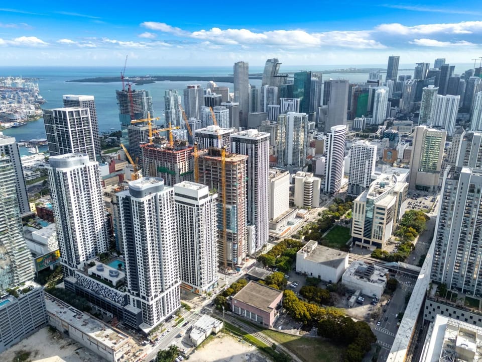 Bright 2 Bedroom in Downtown Miami  Close to Everything (9566)