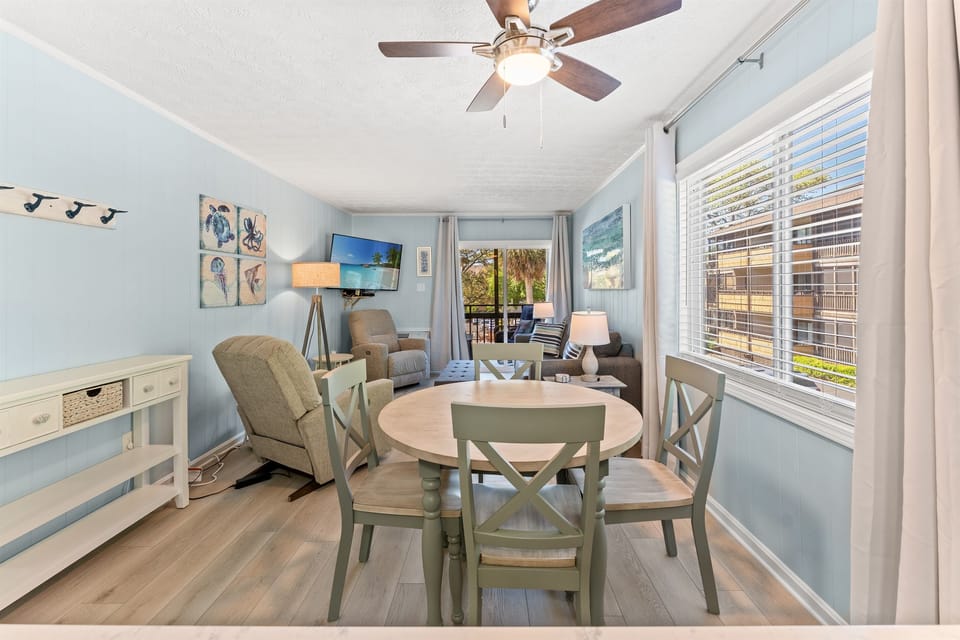 Dining Area with seating for 4