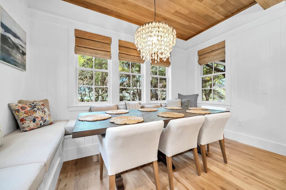 Dining Table with Bay Window