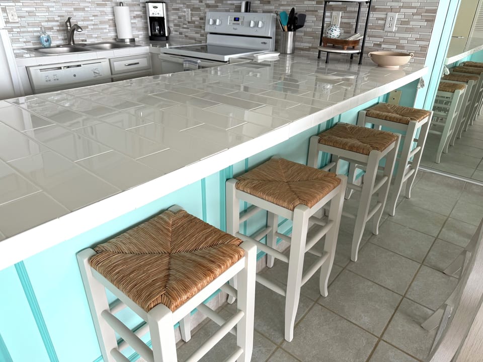 Breakfast Bar...Additional seating for 4