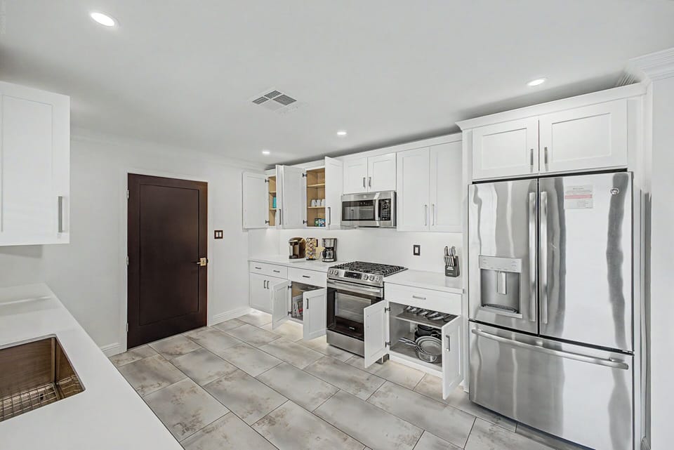     🥣 Spacious countertops for meal preparation.