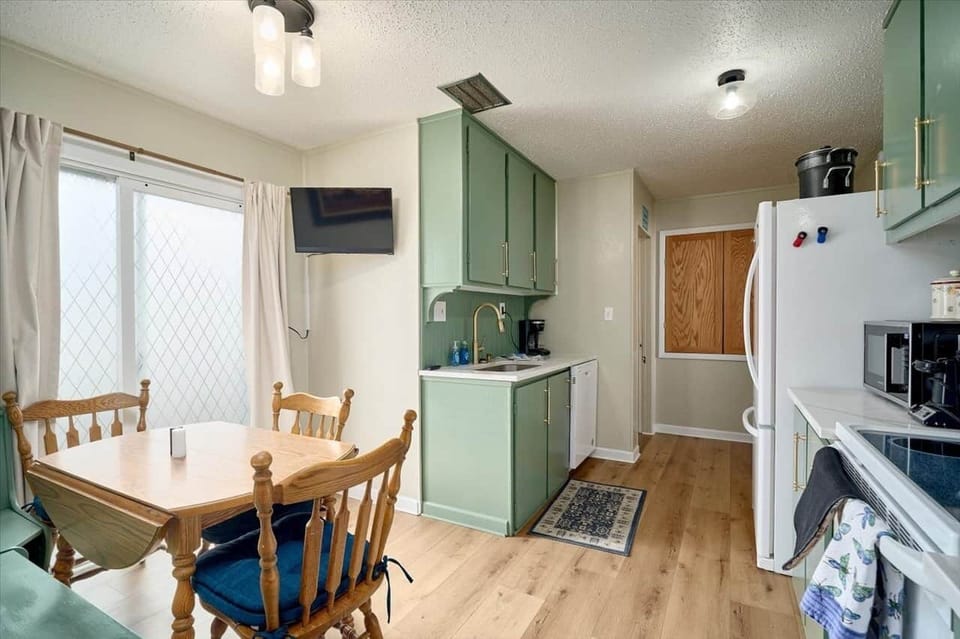 Kitchen and breakfast nook