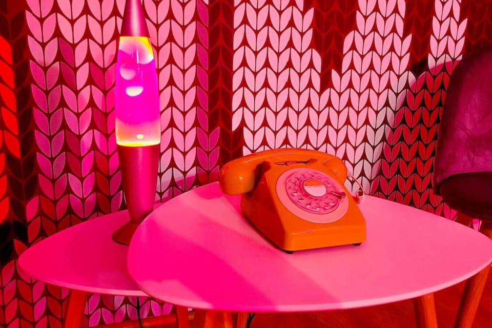 90s style lava lamp and retro telephone!