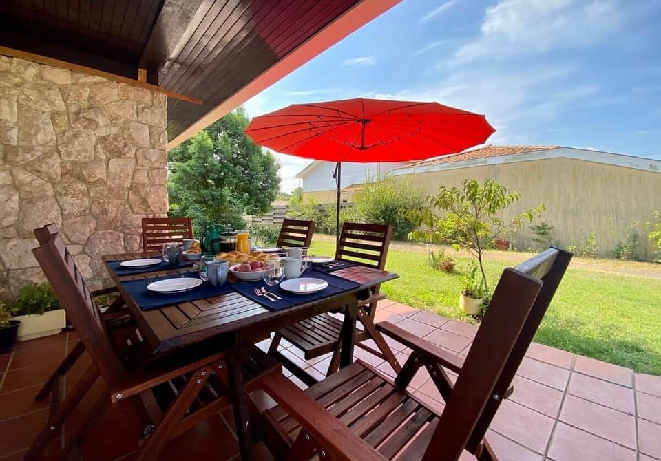 Terrasse - Espace Repas
(Parasol - Chaises modulables)