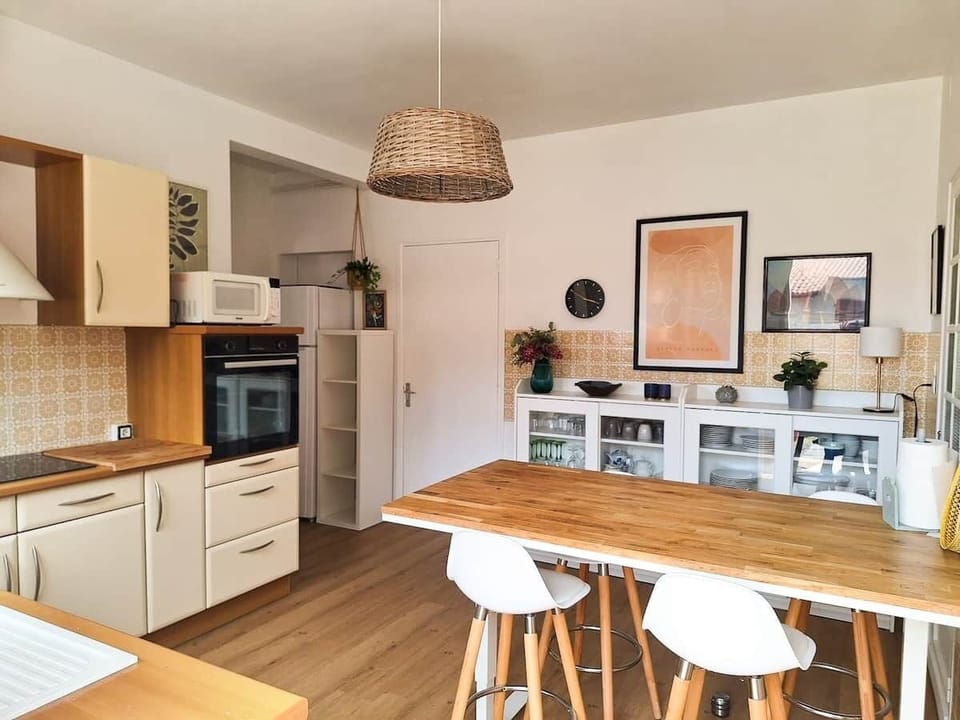 Équipée d’une cuisine rénovée avec des appareils électriques tout neufs, y compris une cuisinière, un four, une Nespresso virtuo plus, une bouilloire et un grille-pain. Tout ce dont vous avez besoin pour cuisiner de délicieux repas.