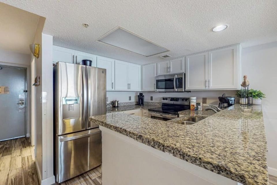Full kitchen equipped for easy meals