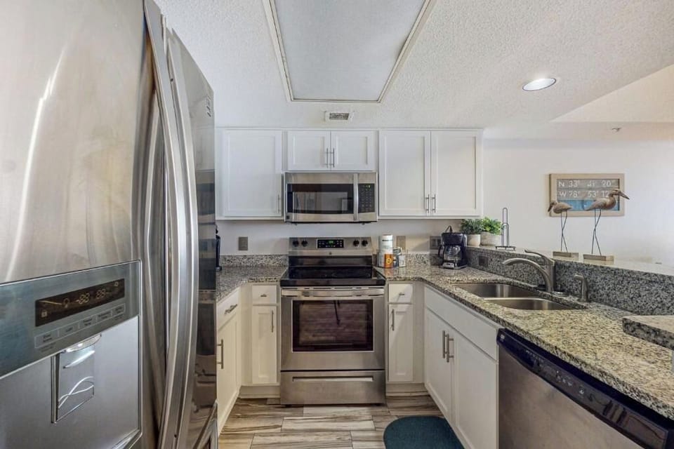 Full kitchen equipped for easy meals