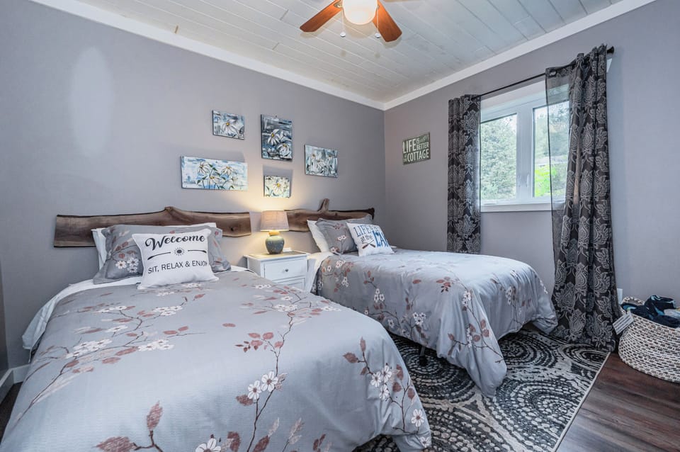 Bedroom 5: Cozy bedroom with two beds—ideal for families or groups traveling together.