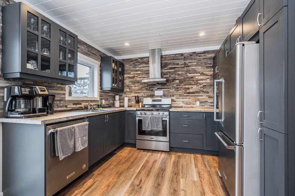 Modern, fully equipped kitchen with premium finishes—perfect for cooking and entertaining.
