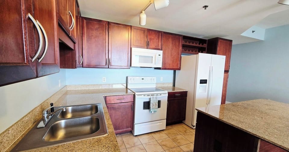Microwave, stove/oven, refrigerator 