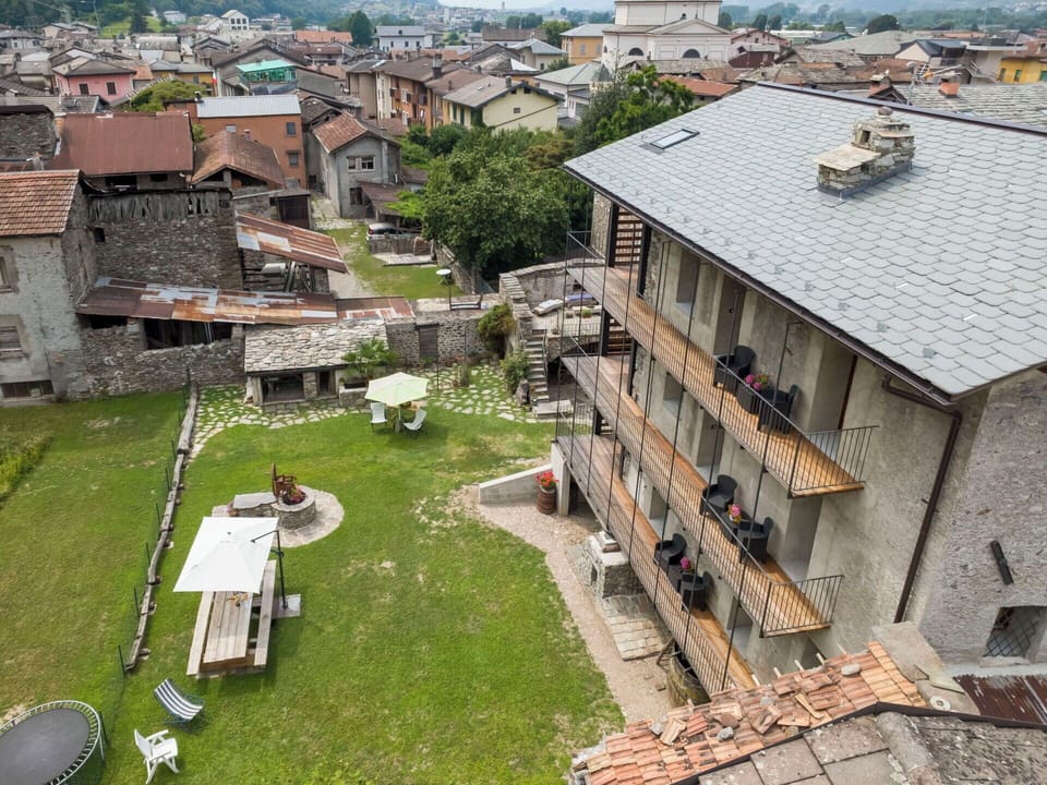 Wall, Building, Window, Facade, Neighbourhood, Town, House, Residential Area, Urban Design, Human Settlement