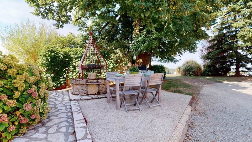 Le-Domaine-des-Fargues-Le-Puisatier-terrasse-1024x576