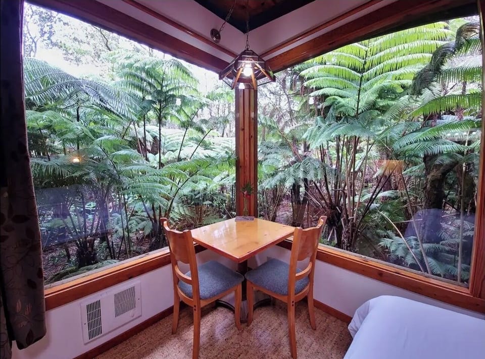 Hapu’u Room table for two